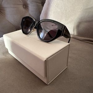 DEZI sunglasses in “Charge It”